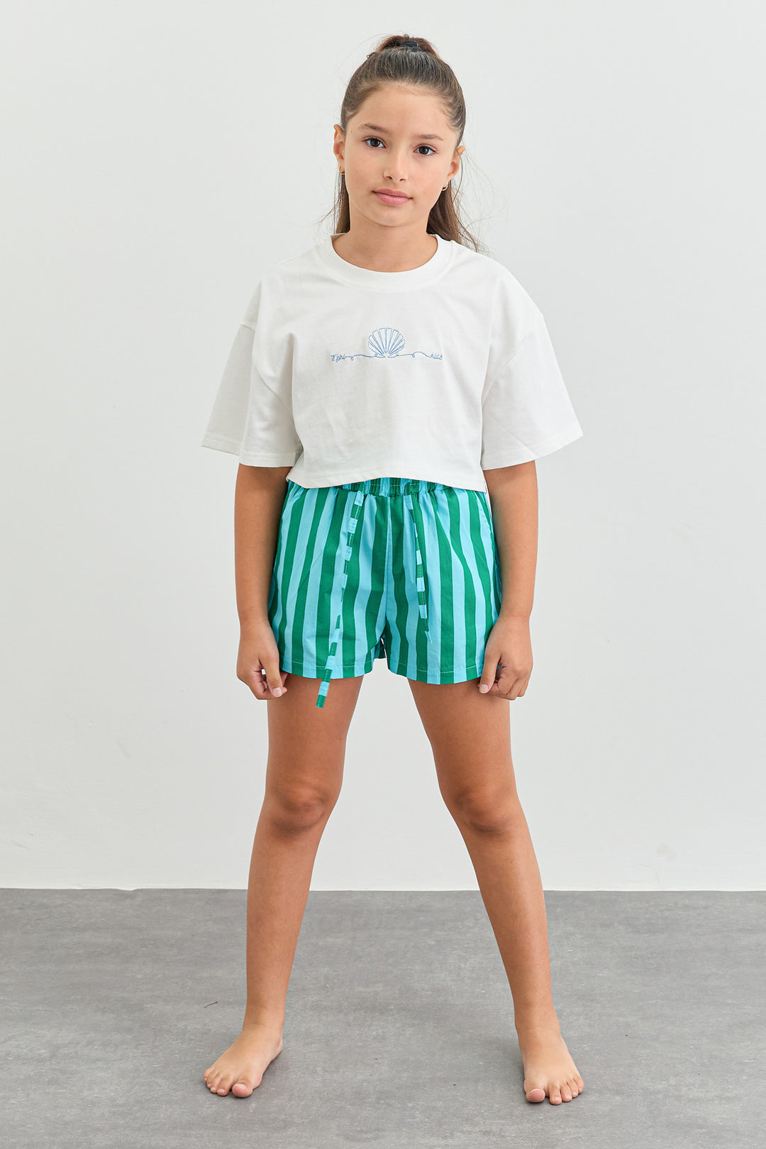 טי שירט shell גזרת קרופ | לבן/כחול