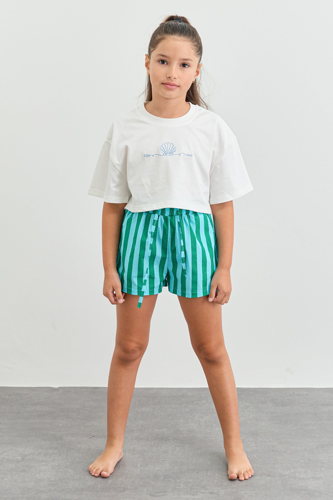 טי שירט shell גזרת קרופ | לבן/כחול