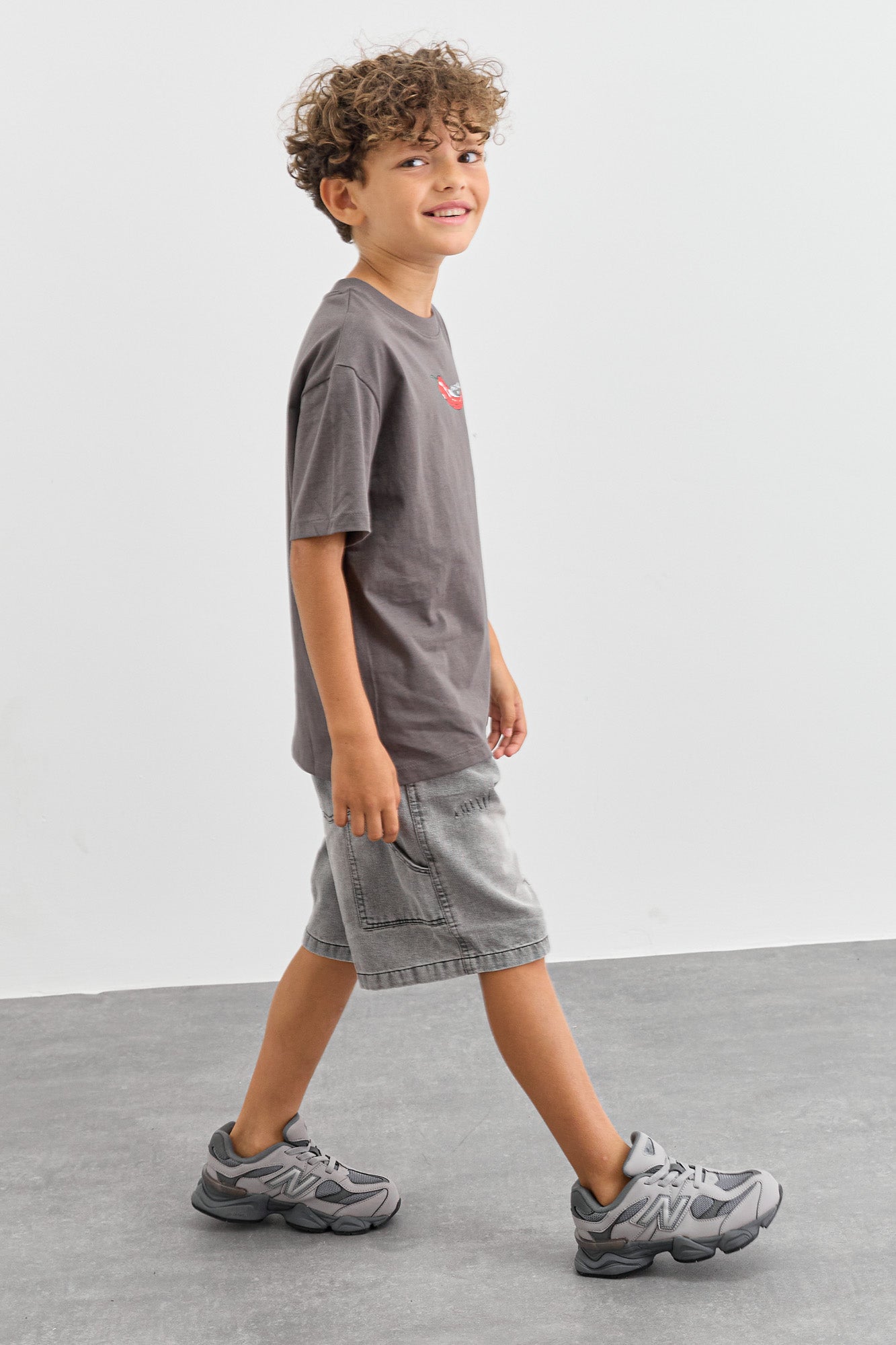 טי שירט HOT CHILI בגזרת אוברסייז  | אפור