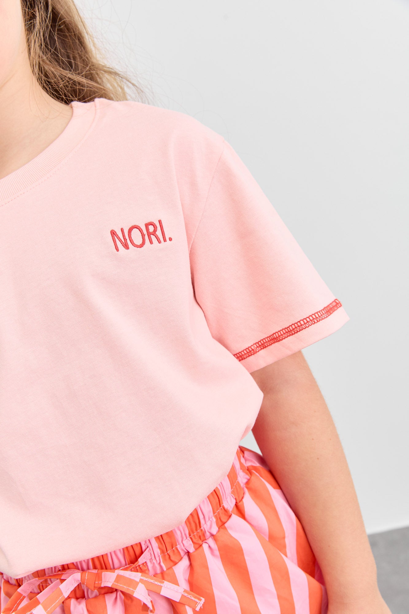 טי שירט שרוולים קצרים עם רקמת לוגו | ורוד