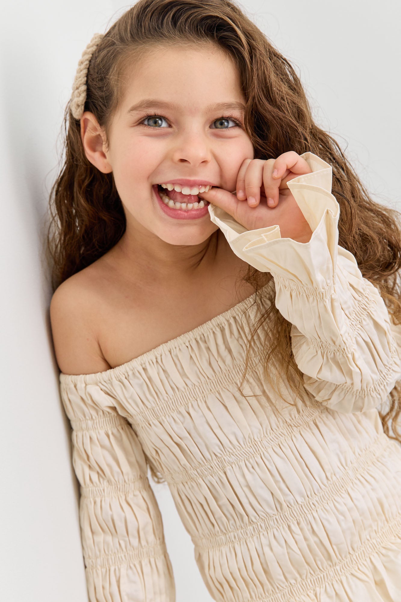 חליפת כיווצים טופ אוף שולדרס ושורטס | קרם