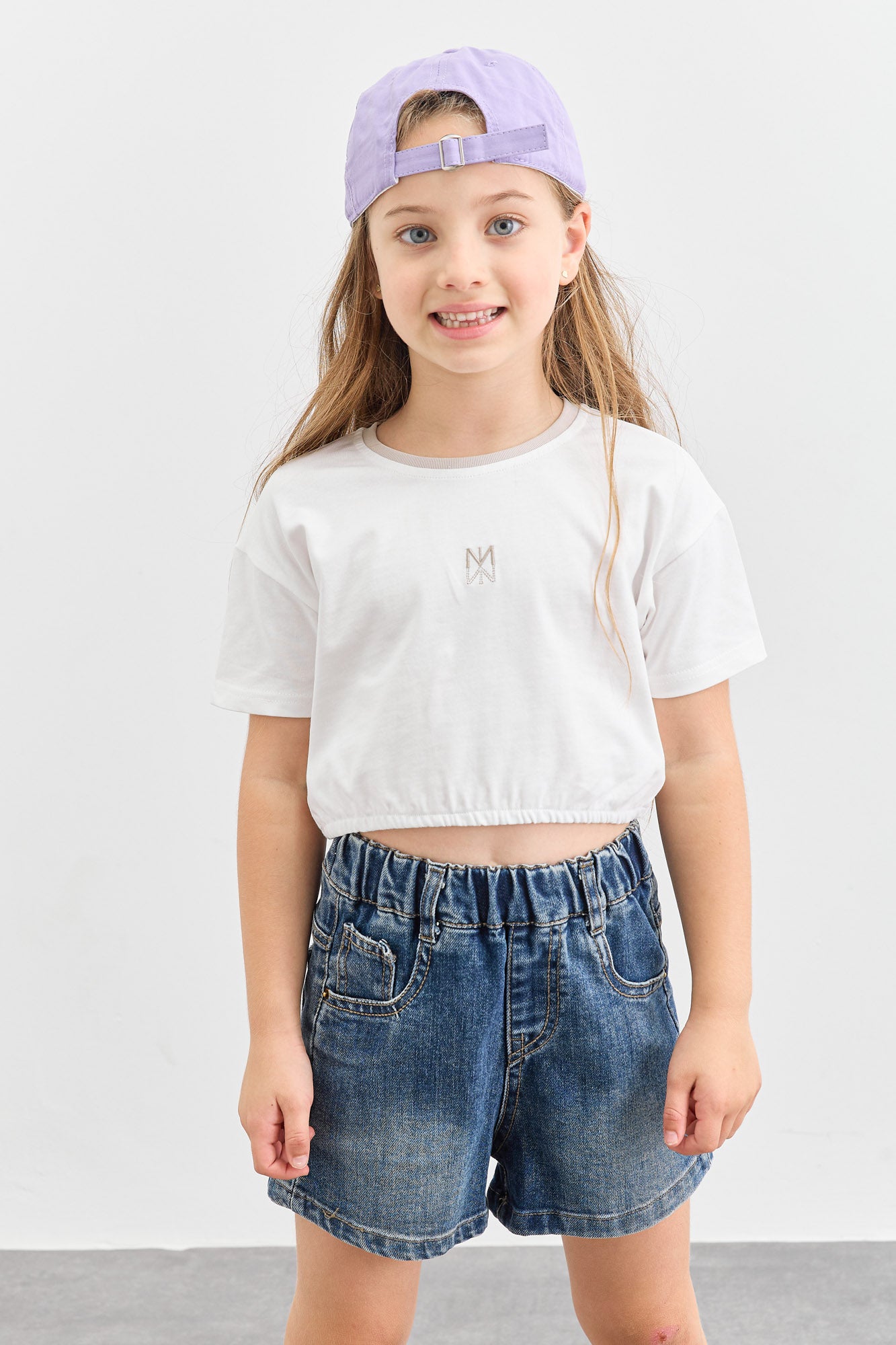 טי שירט בגזרת קרופ גומי במותן | לבן/בז'