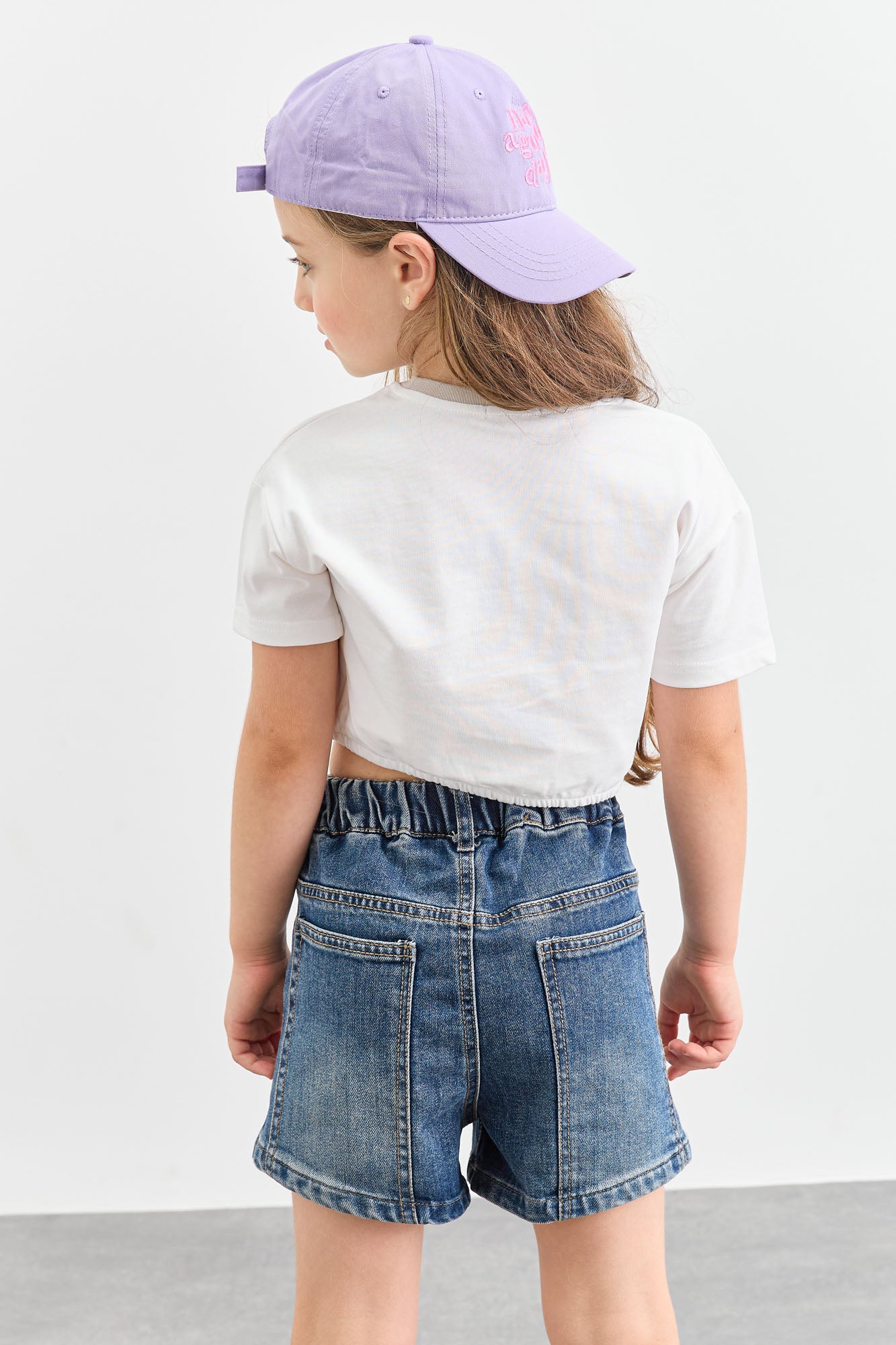 טי שירט בגזרת קרופ גומי במותן | לבן/בז'