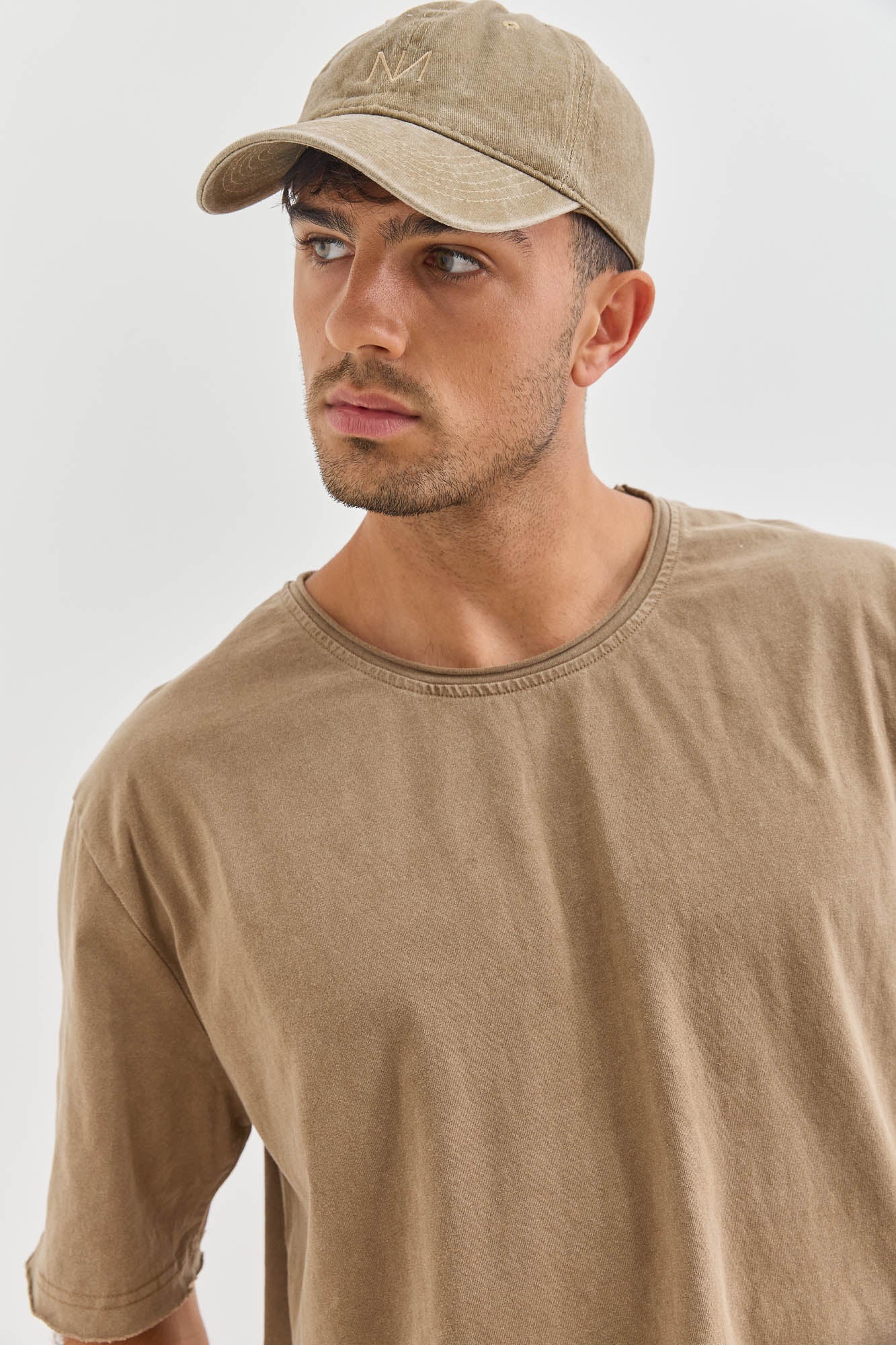 טי שירט קרלוס וואש סיומת גזורה | חום