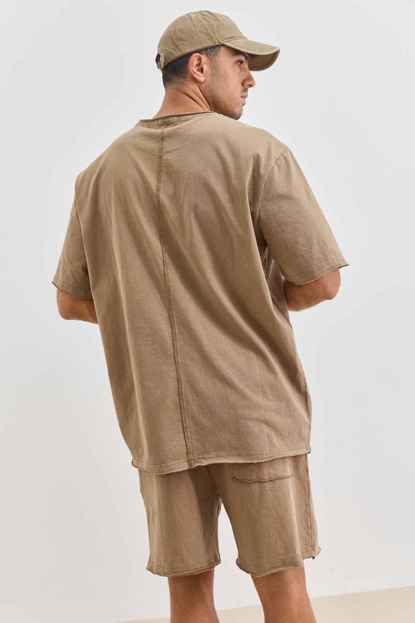 טי שירט קרלוס וואש סיומת גזורה | חום