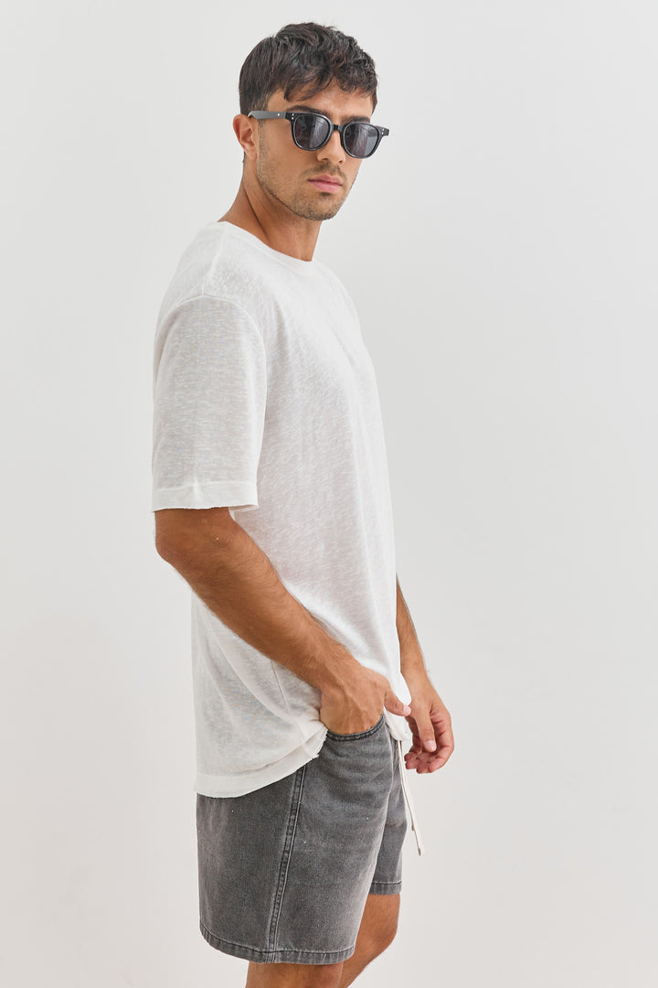 טי שירט דמוי פשתן ליאם סיומת גזורה | לבן