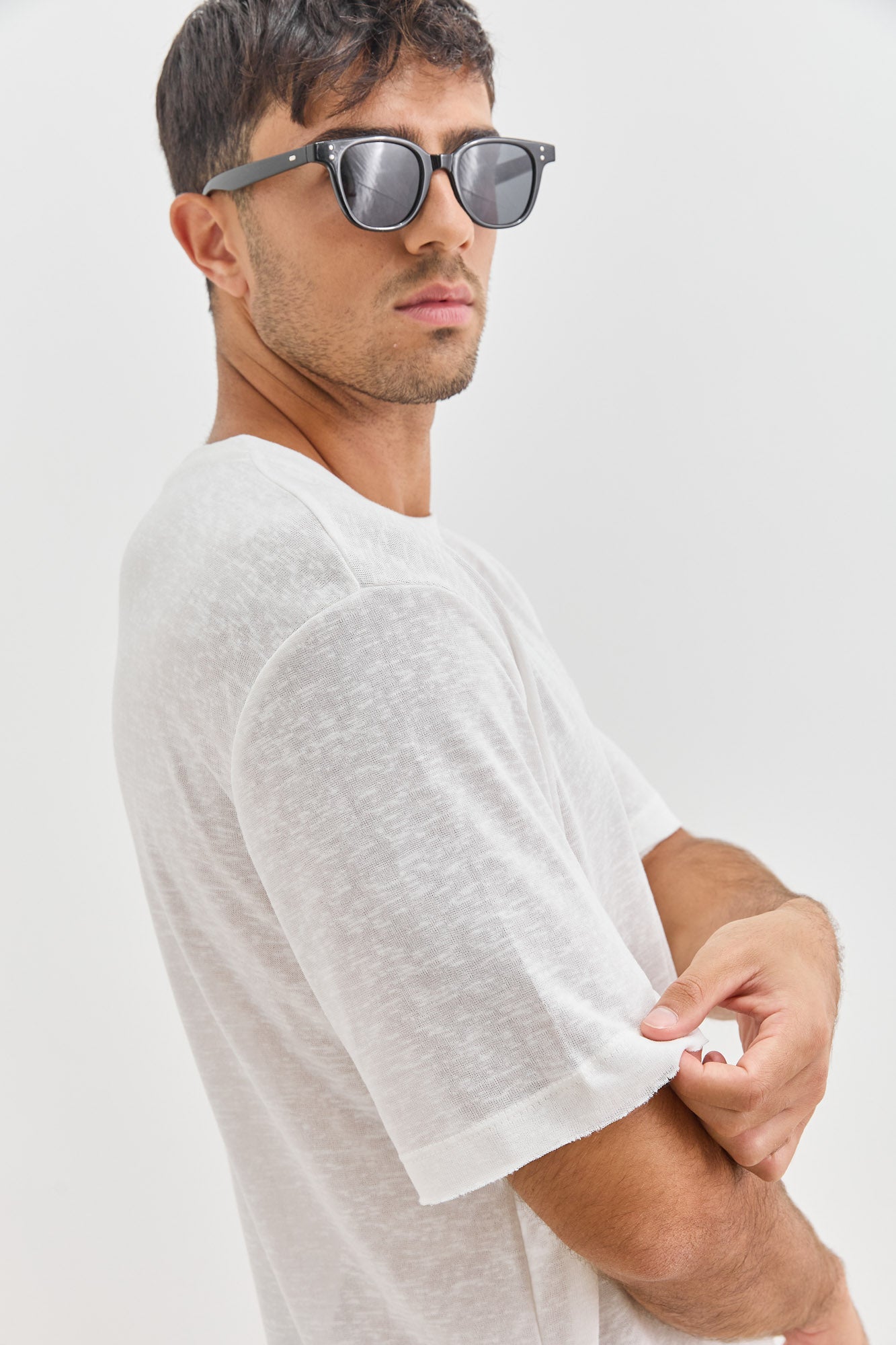 טי שירט דמוי פשתן ליאם סיומת גזורה | לבן