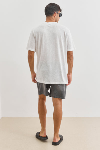 טי שירט דמוי פשתן ליאם סיומת גזורה | לבן