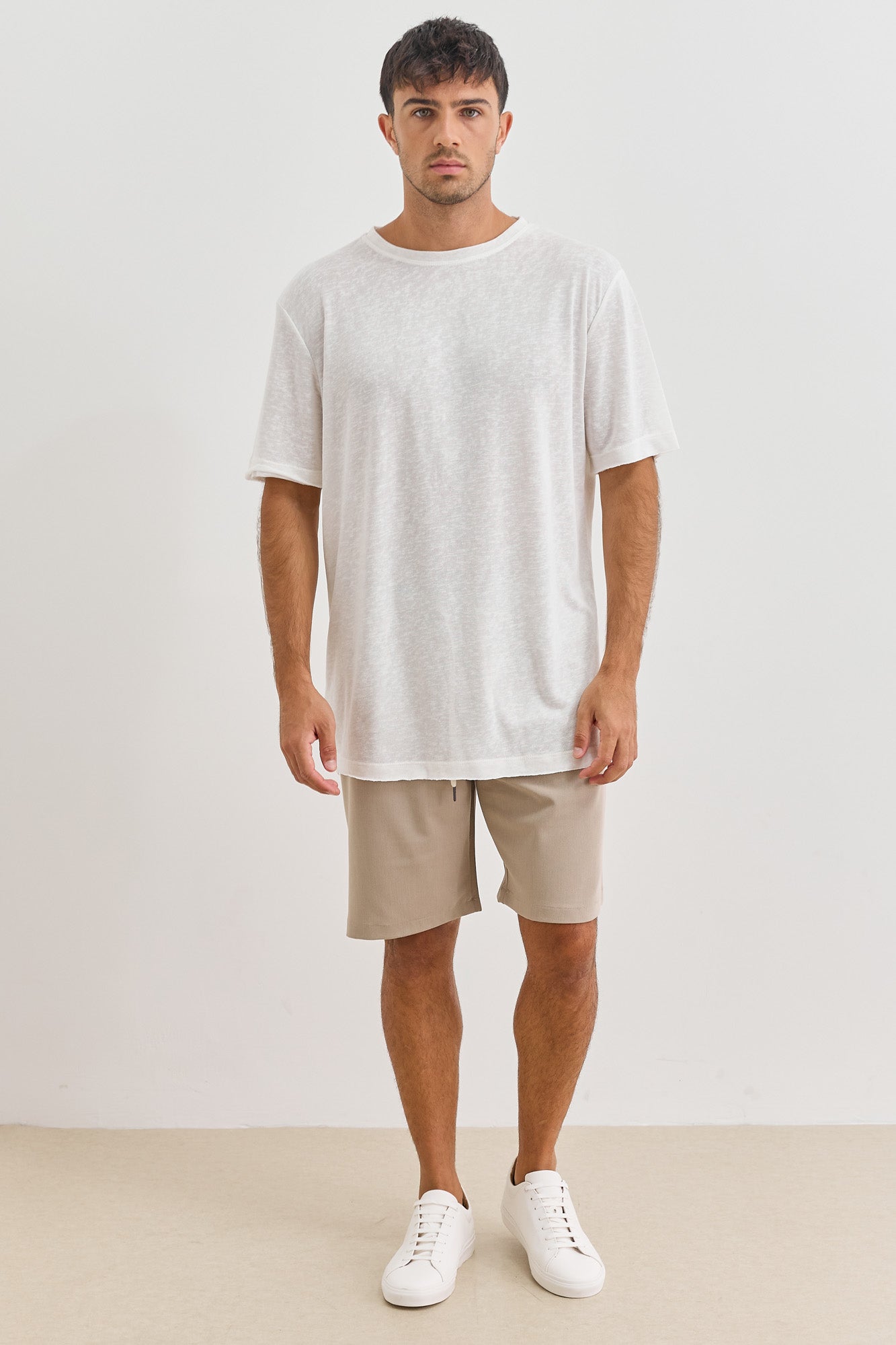 טי שירט דמוי פשתן ליאם סיומת גזורה | לבן