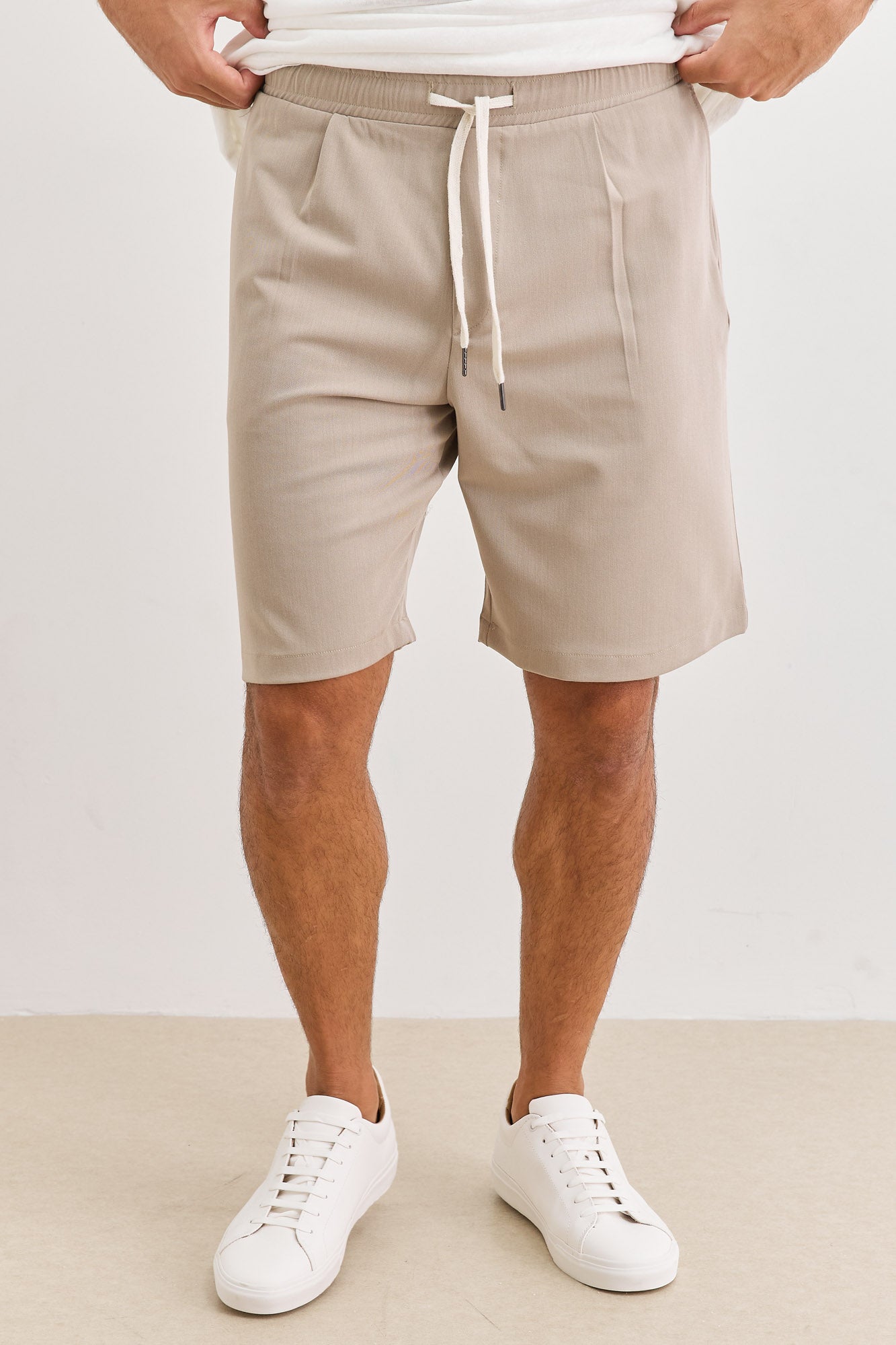 מכנסי ברמודה ג׳סטין מחויטים גומי במותן | בז'