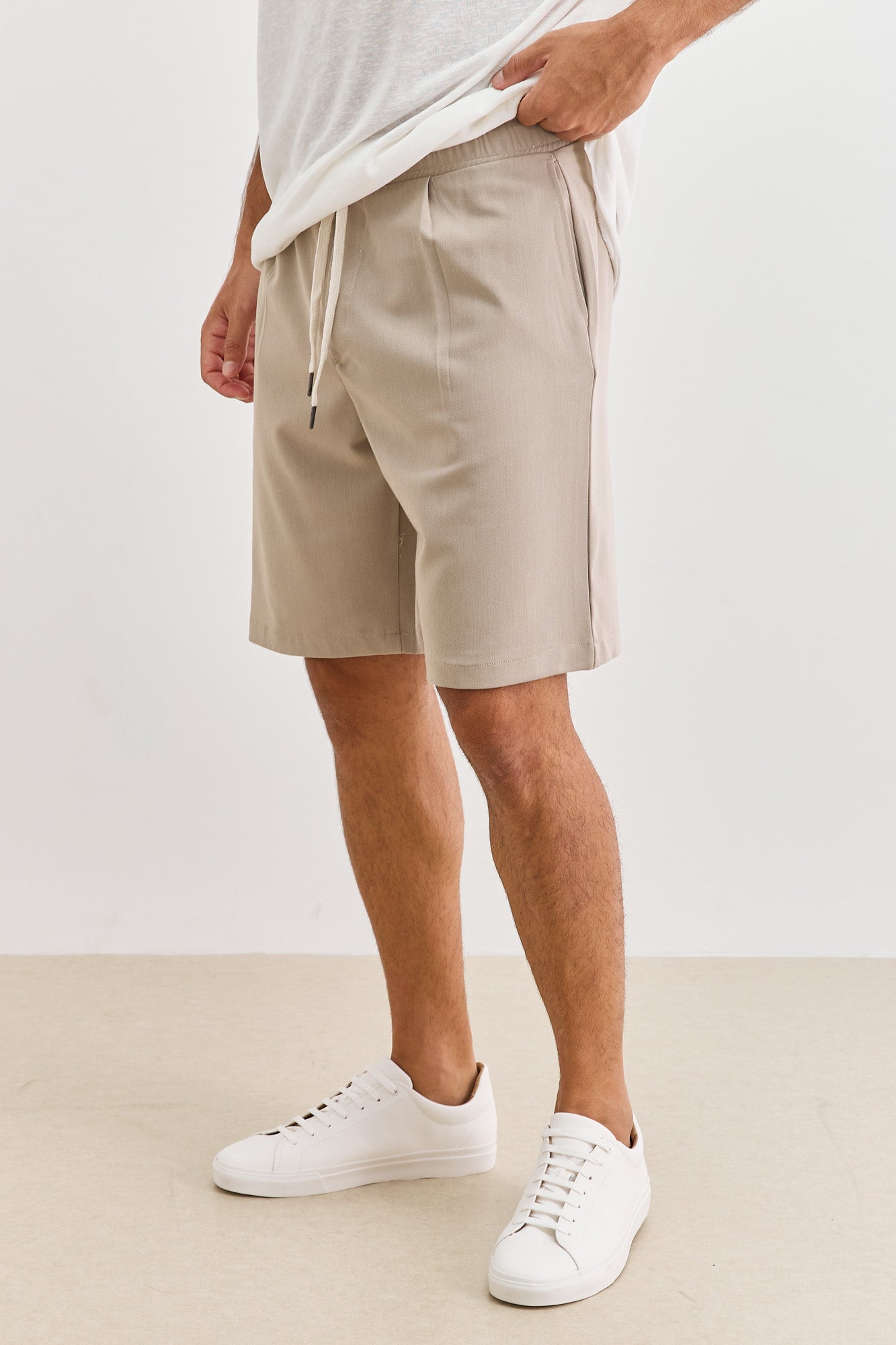 מכנסי ברמודה ג׳סטין מחויטים גומי במותן | בז'