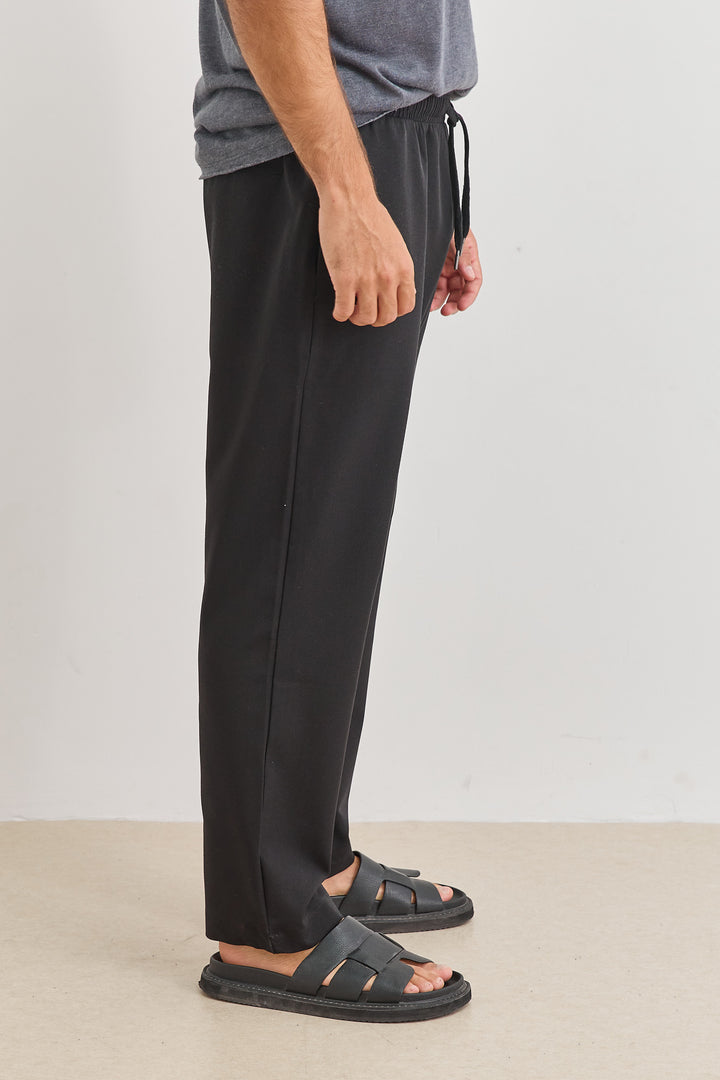 מכנסי בריאן גזרה מחויטת | שחור