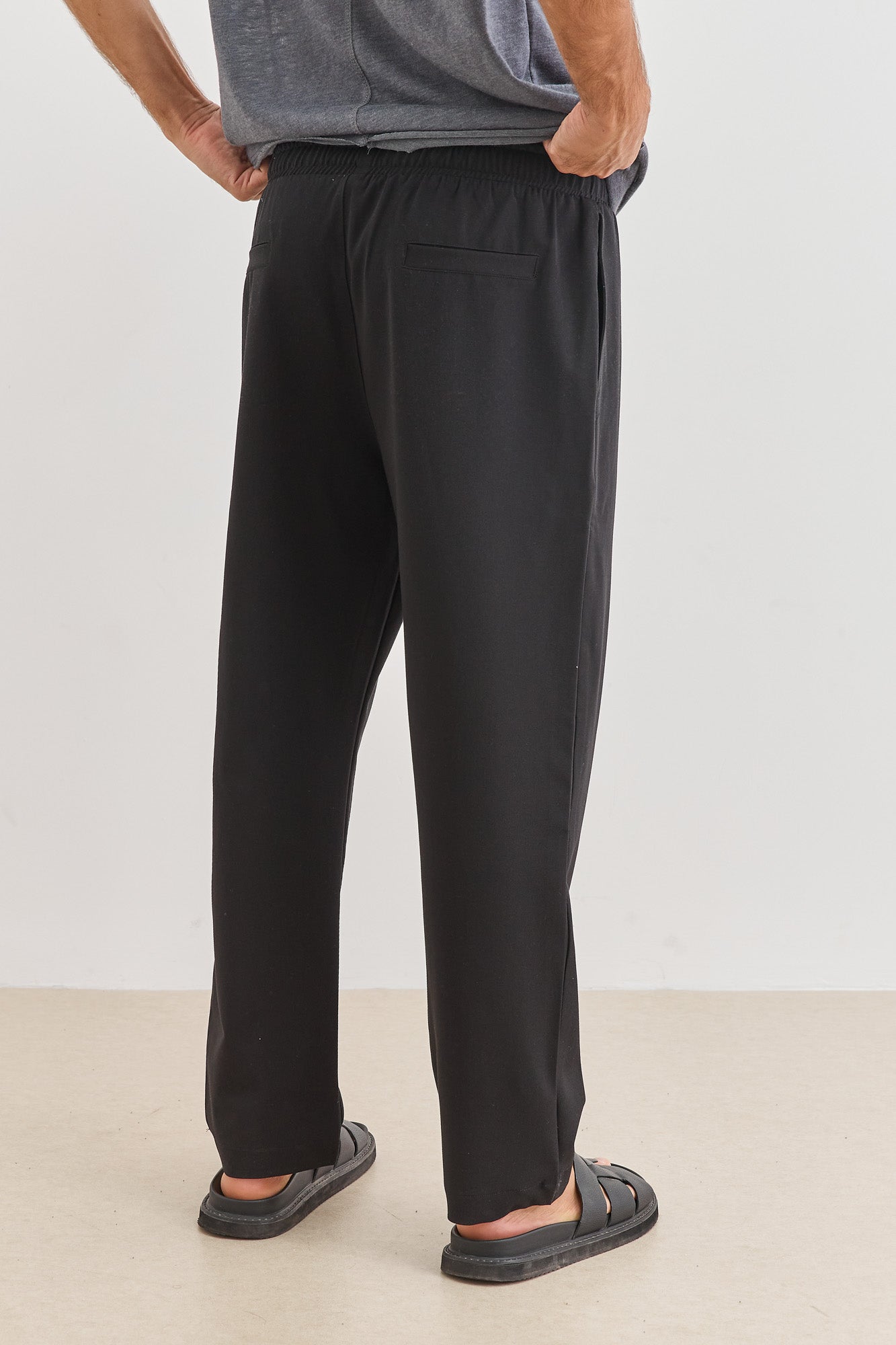 מכנסי בריאן גזרה מחויטת | שחור