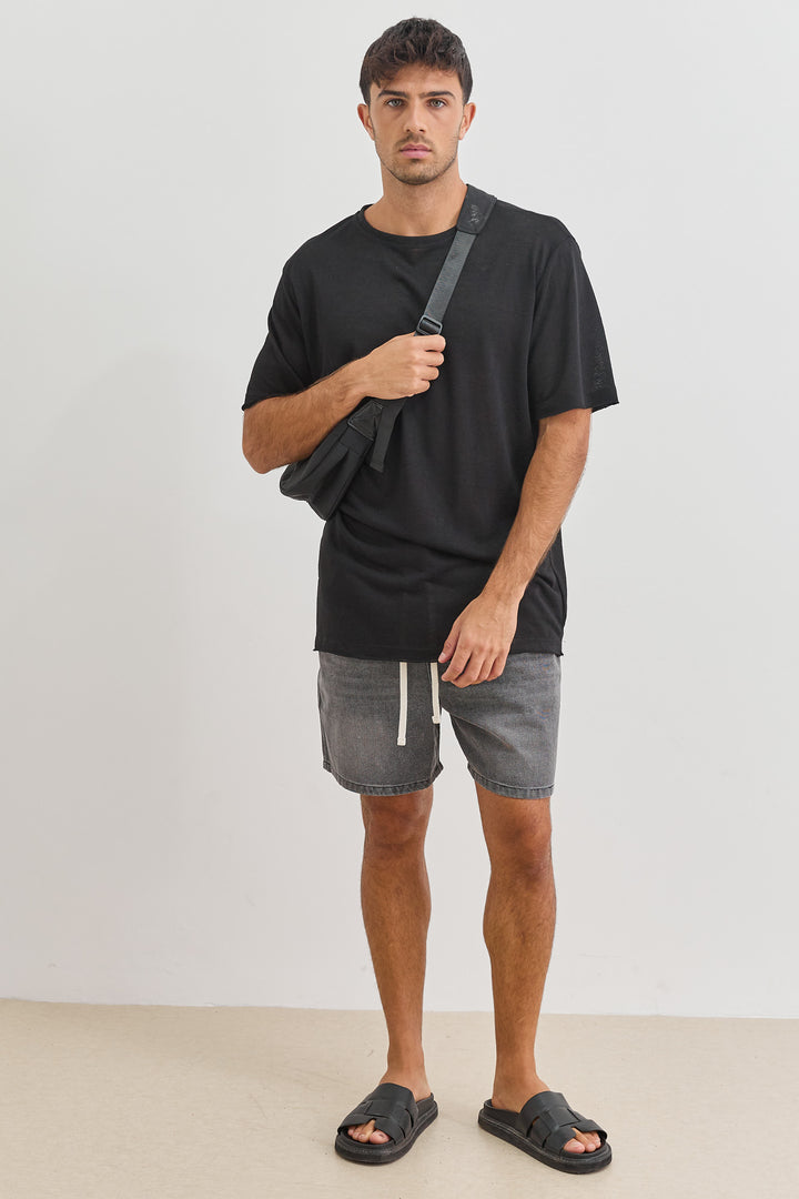 טי שירט דמוי פשתן ליאם סיומת גזורה | שחור