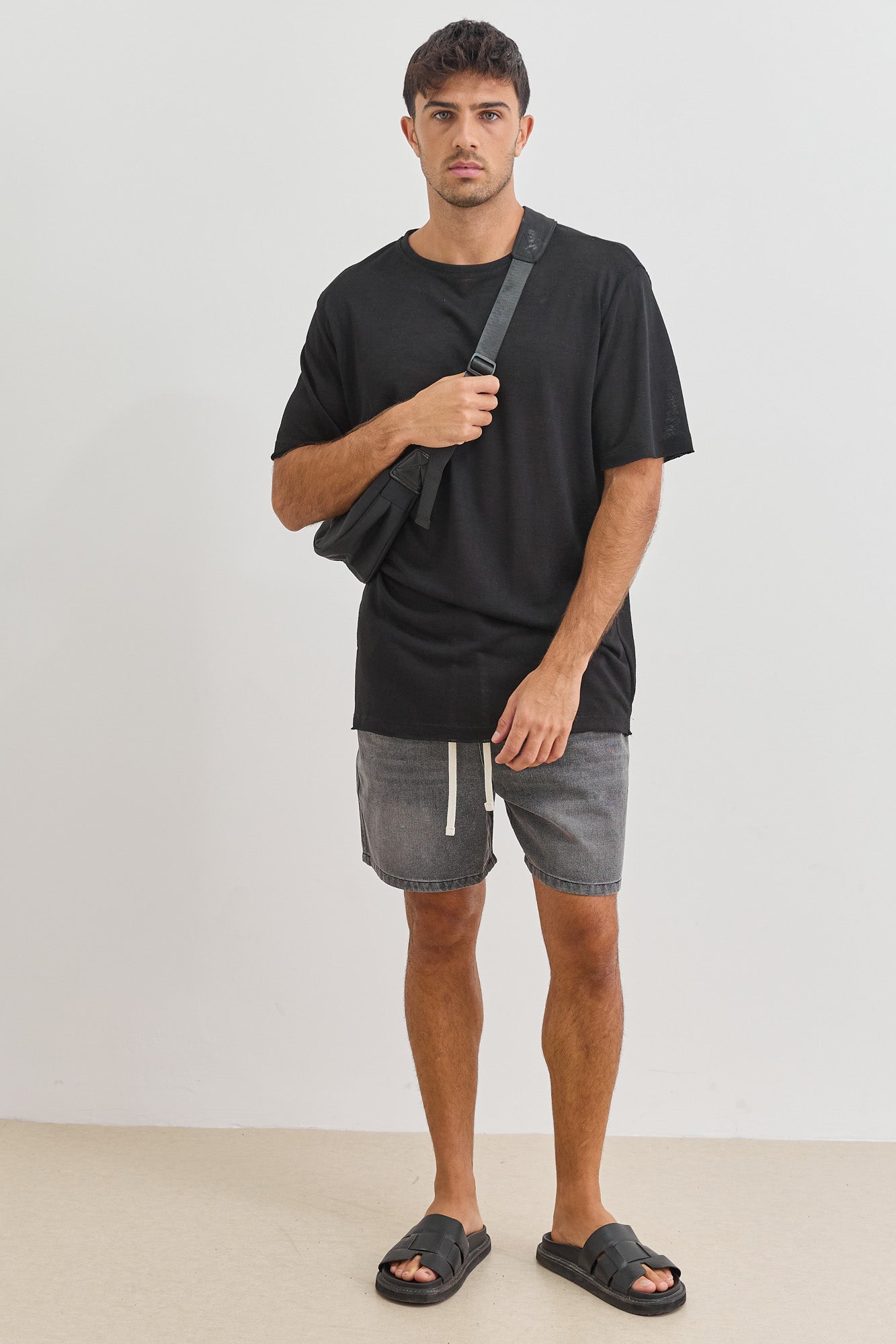 טי שירט דמוי פשתן ליאם סיומת גזורה | שחור