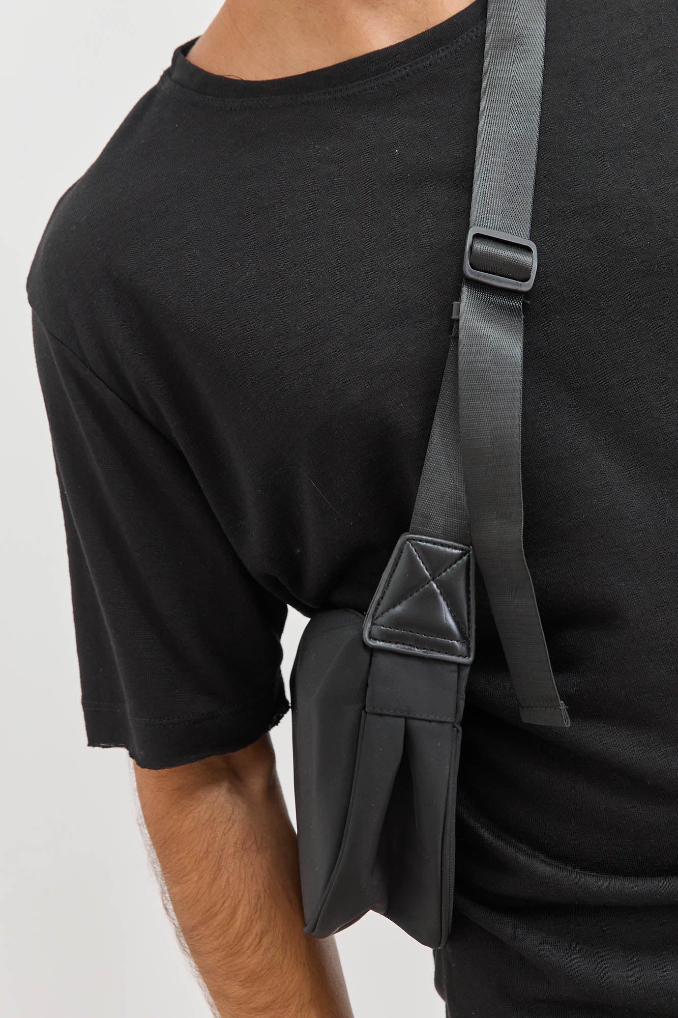 פאוץ' בוסטון עם רצועה מתכווננת | שחור