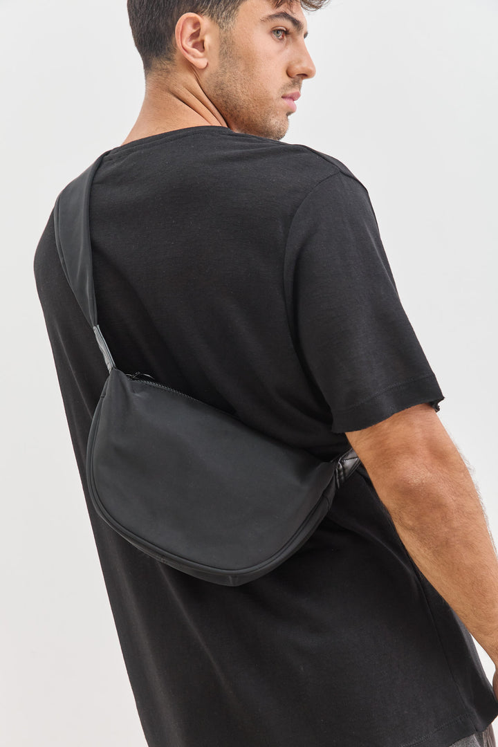 פאוץ' בוסטון עם רצועה מתכווננת | שחור