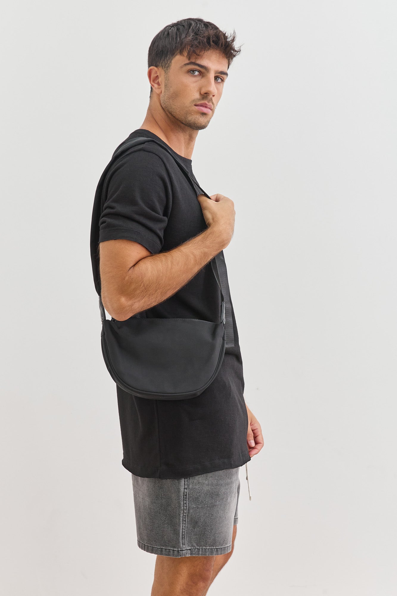 פאוץ' בוסטון עם רצועה מתכווננת | שחור