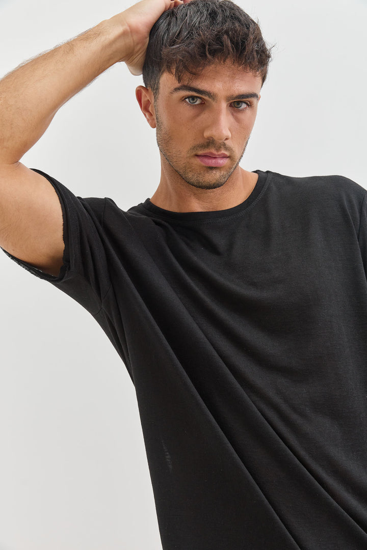 טי שירט דמוי פשתן ליאם סיומת גזורה | שחור
