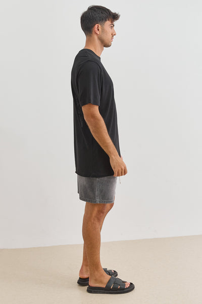 טי שירט דמוי פשתן ליאם סיומת גזורה | שחור