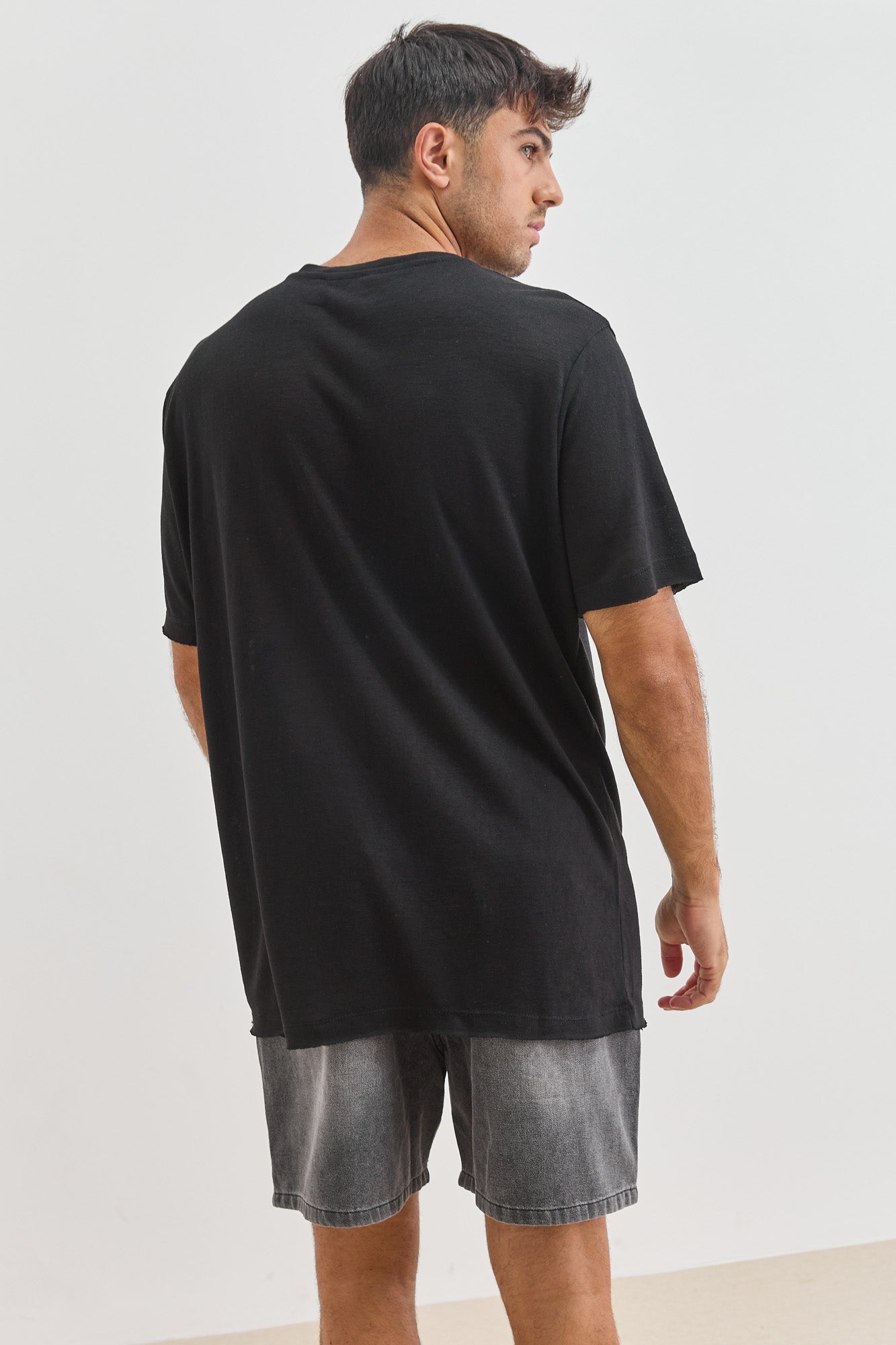 טי שירט דמוי פשתן ליאם סיומת גזורה | שחור