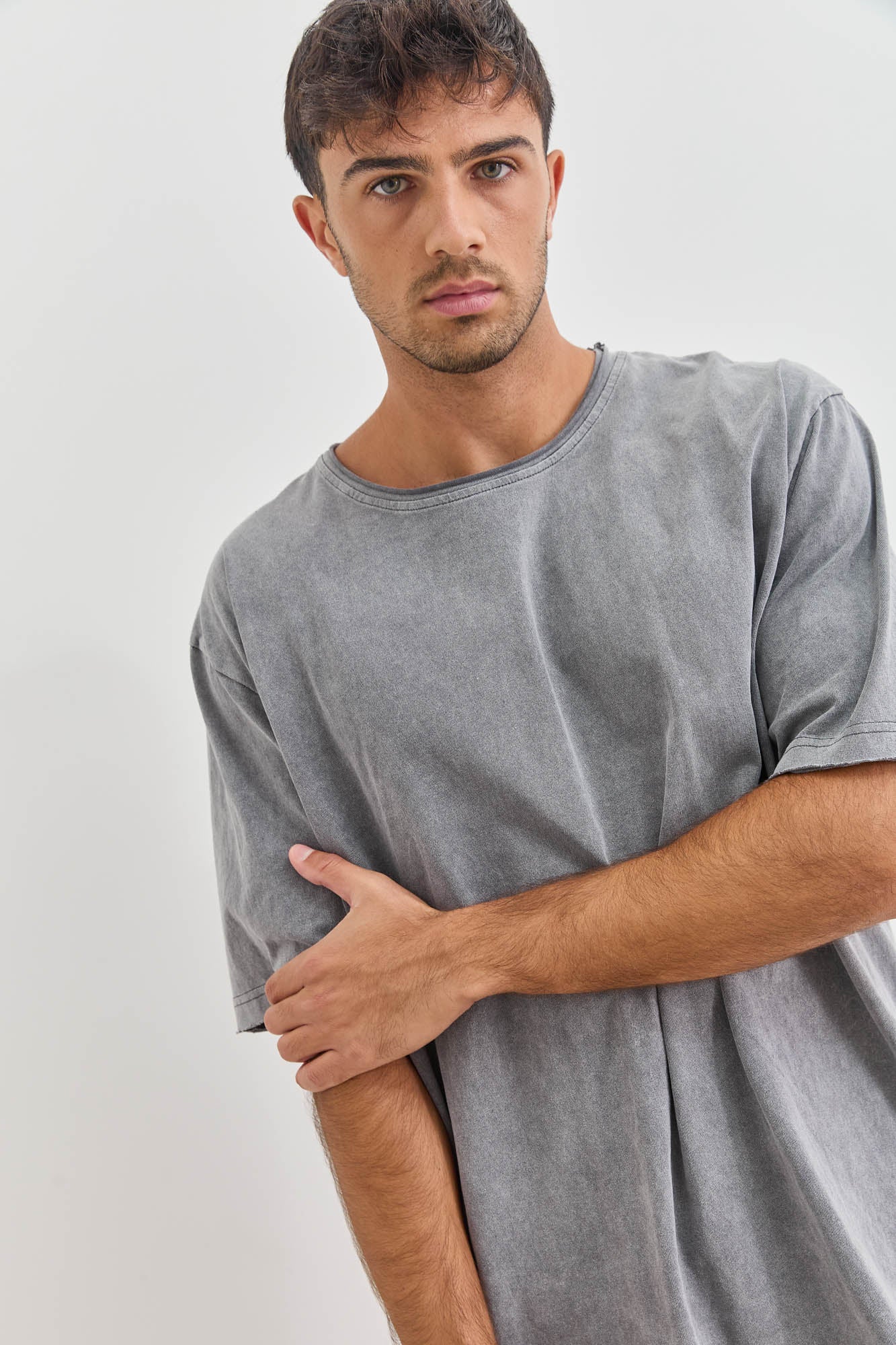 טי שירט קרלוס וואש סיומת גזורה | אפור