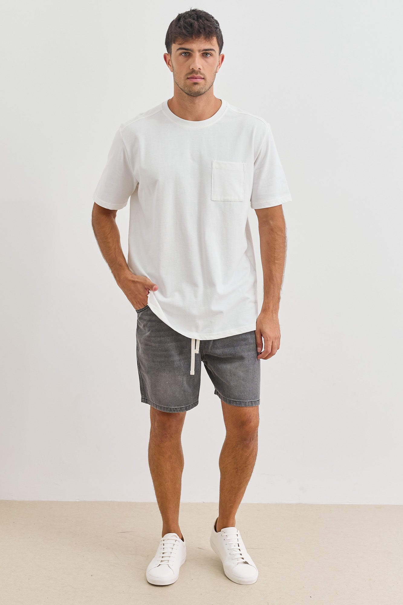 טי שירט אדריאן פרינט בגב | לבן