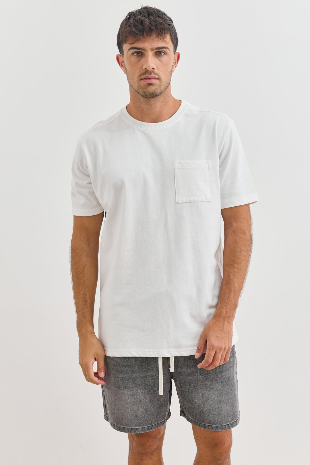 טי שירט אדריאן פרינט בגב | לבן