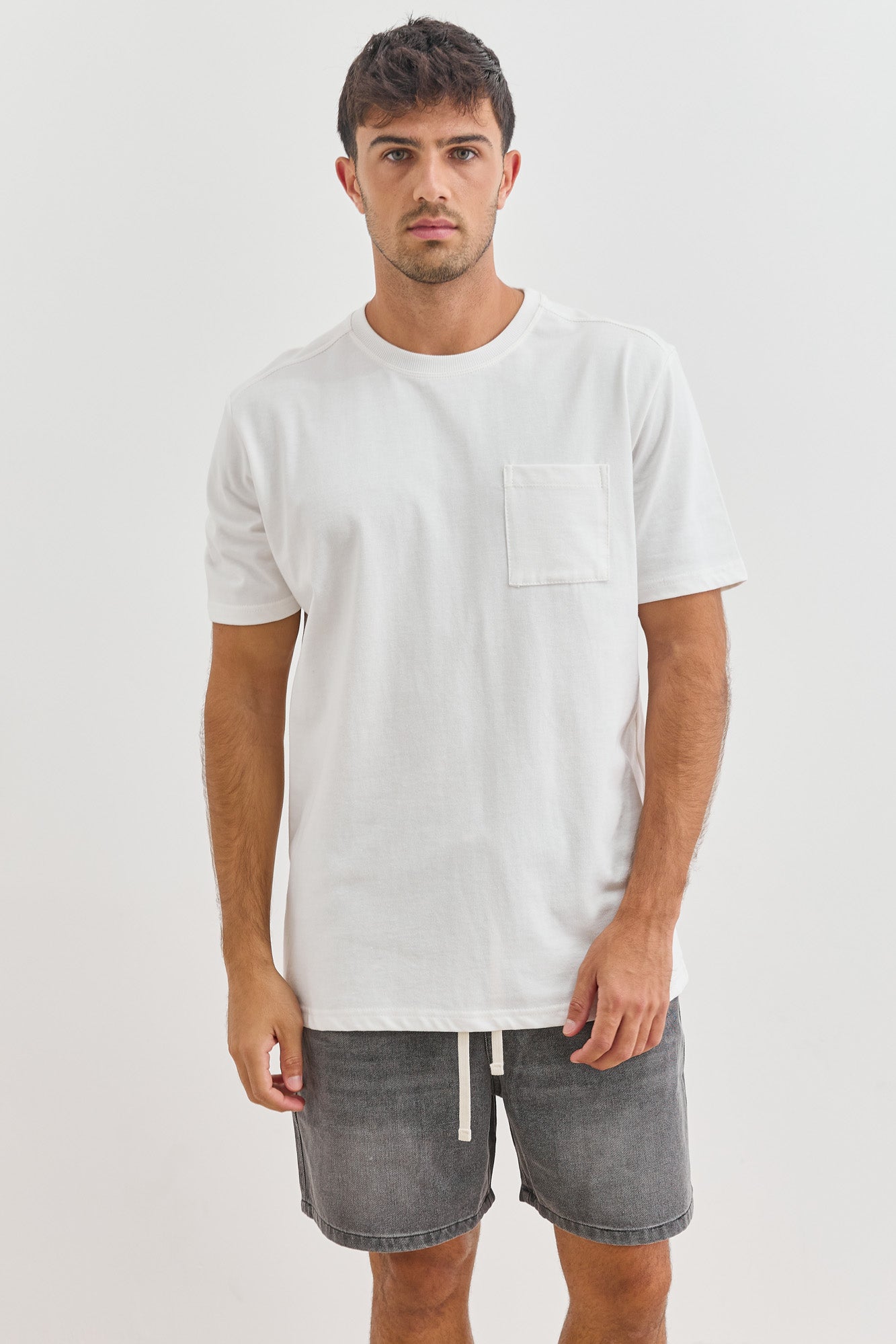 טי שירט אדריאן פרינט בגב | לבן