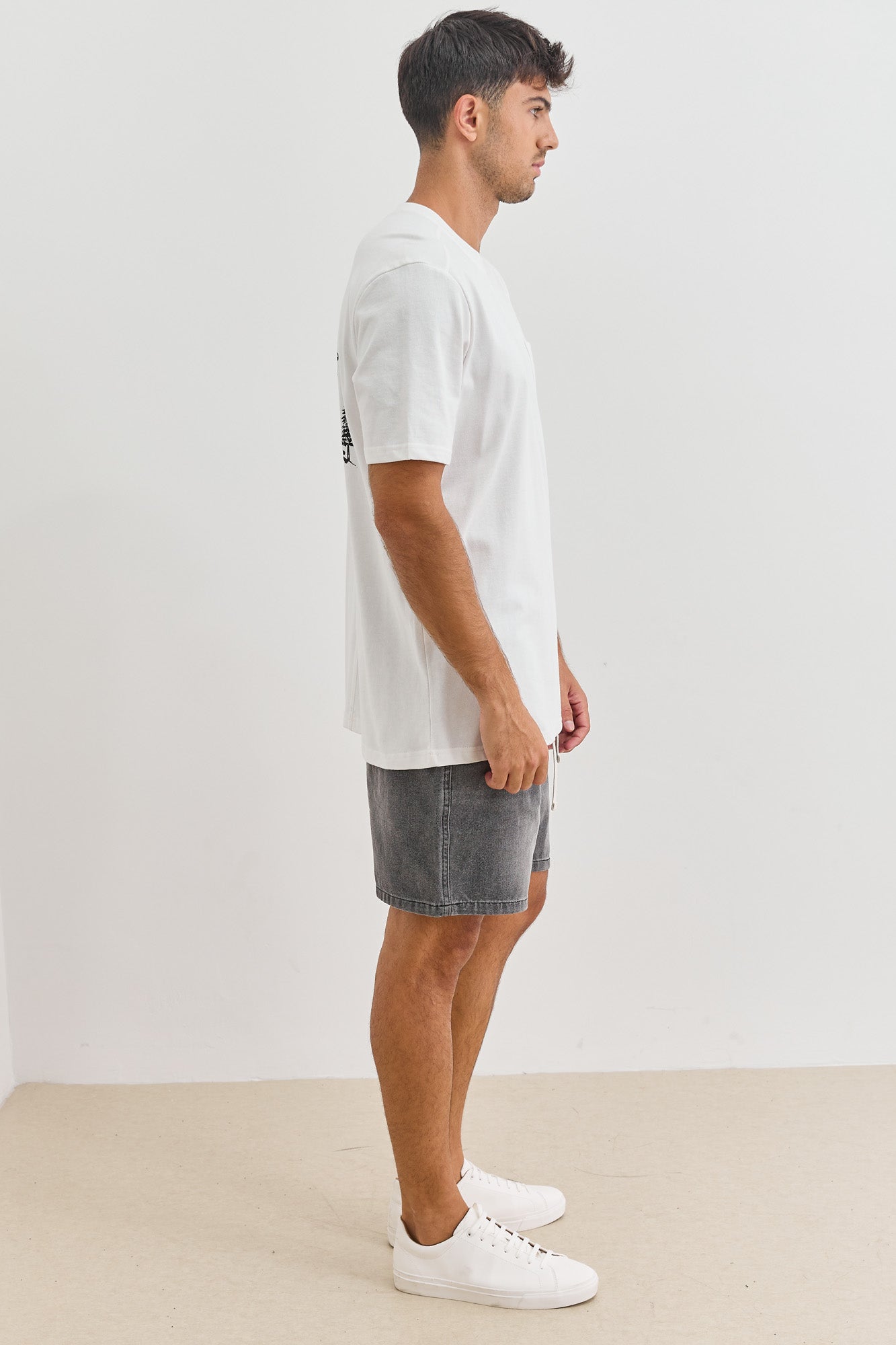 טי שירט אדריאן פרינט בגב | לבן