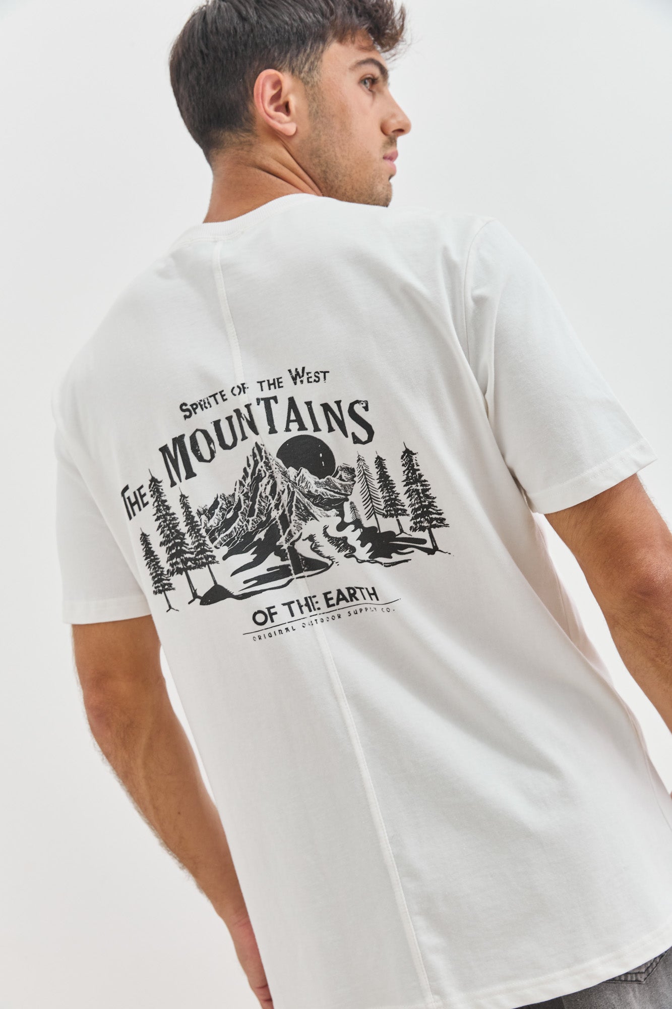 טי שירט אדריאן פרינט בגב | לבן