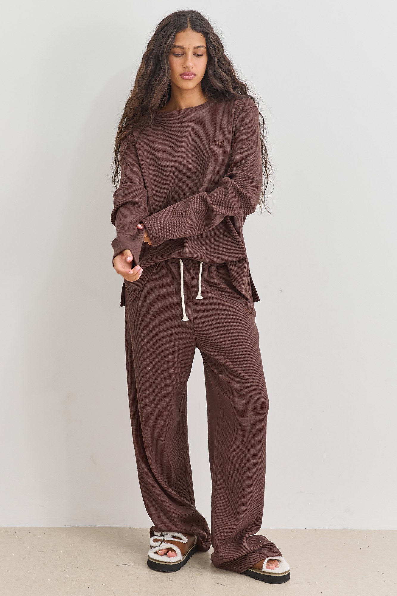 חולצת אליסון בד וופל בשילוב רקמת לוגו | חום אדמה