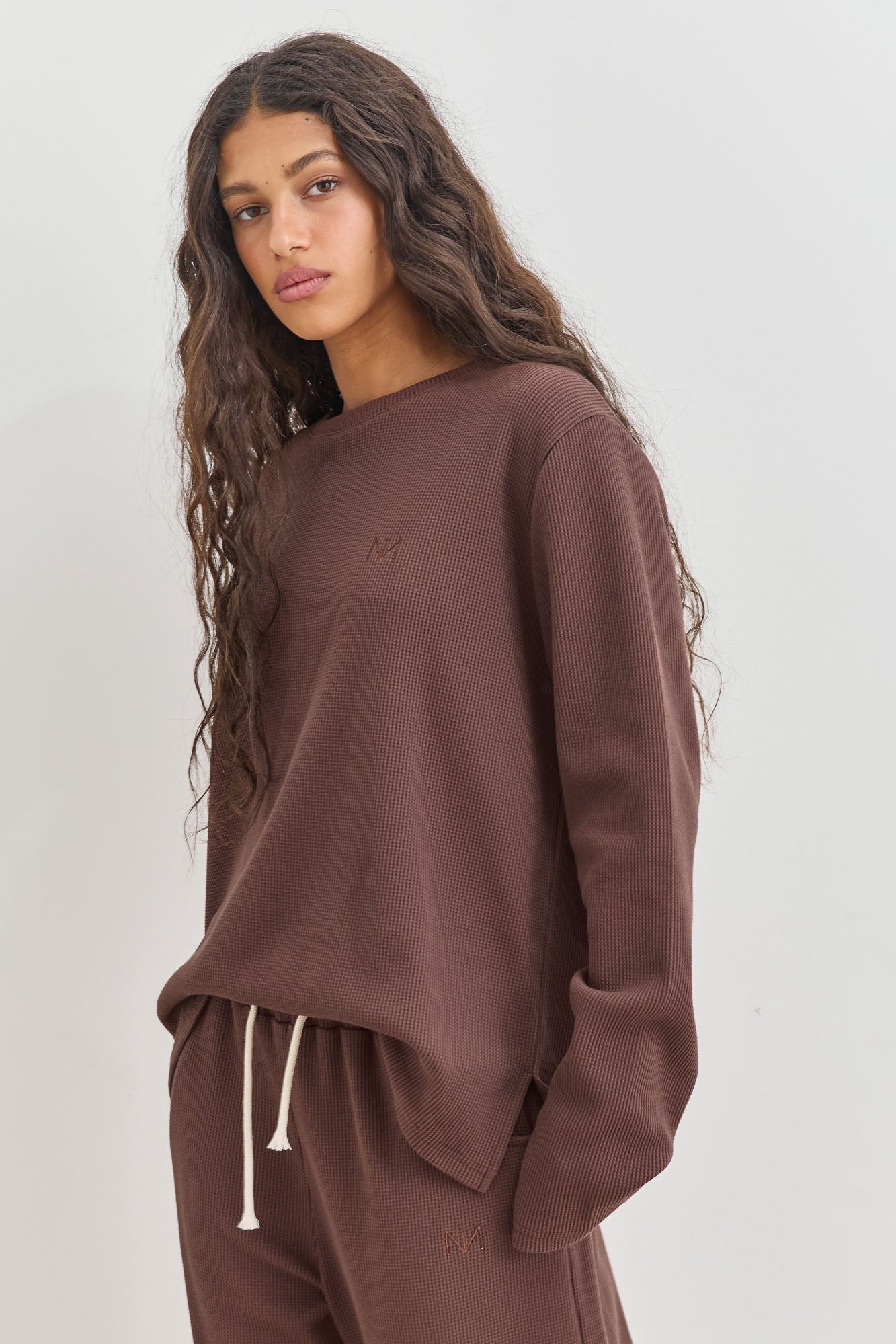 חולצת אליסון בד וופל בשילוב רקמת לוגו | חום אדמה