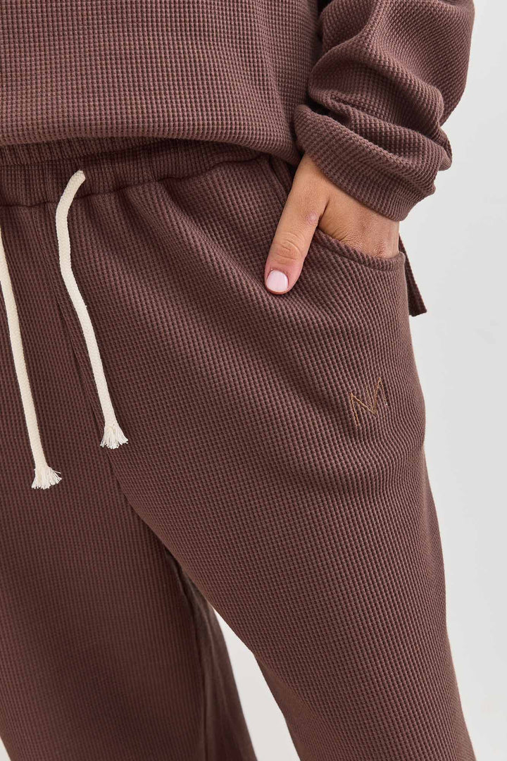 מכנסי אליסון בד וופל בשילוב רקמת לוגו | חום אדמה