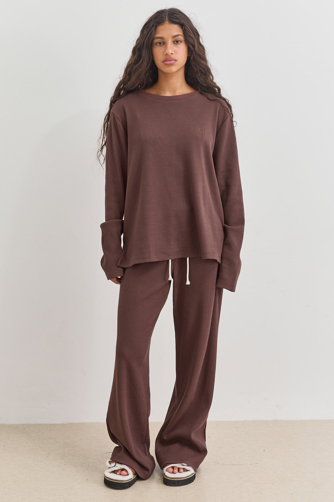 חולצת אליסון בד וופל בשילוב רקמת לוגו | חום אדמה