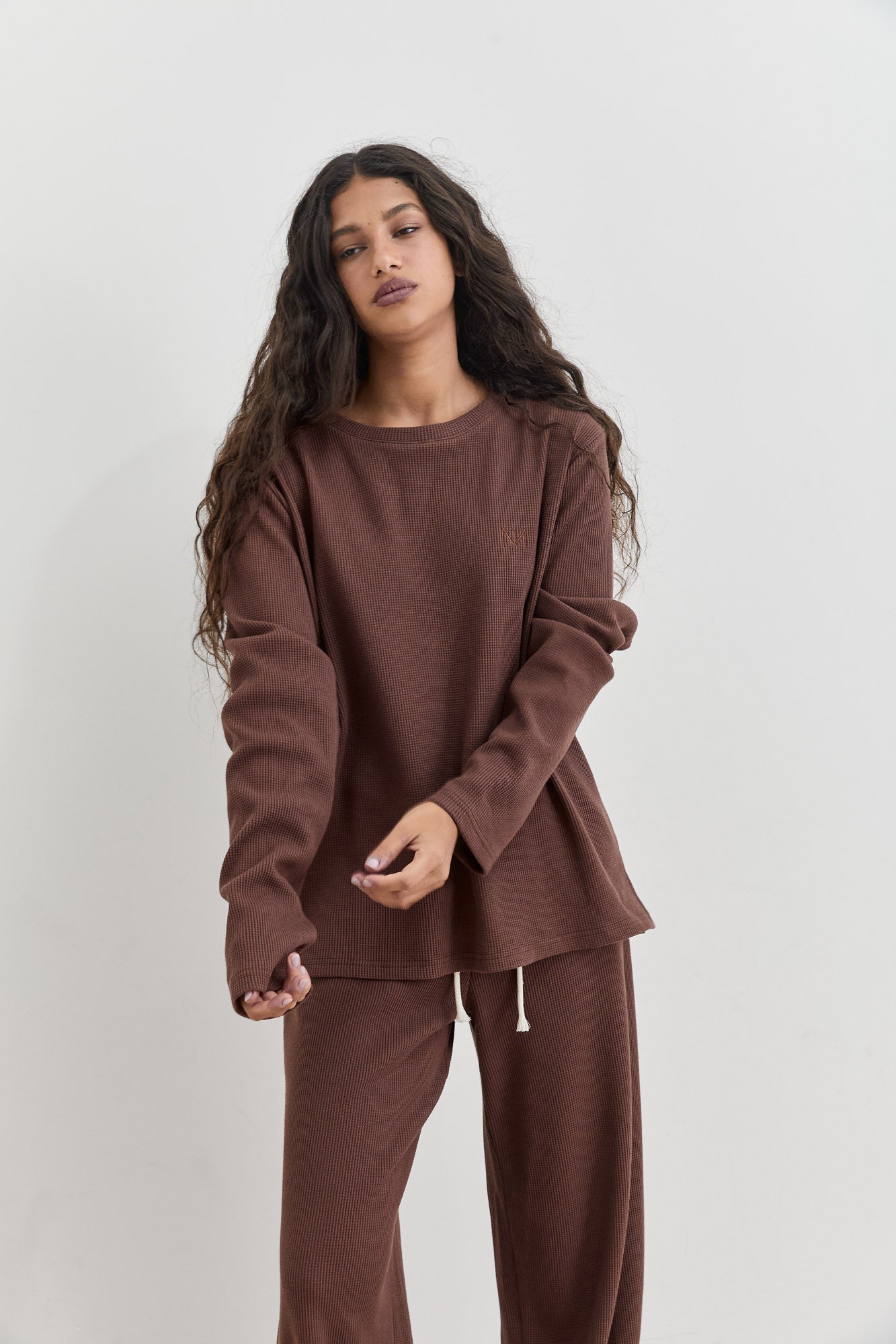 חולצת אליסון בד וופל בשילוב רקמת לוגו | חום אדמה