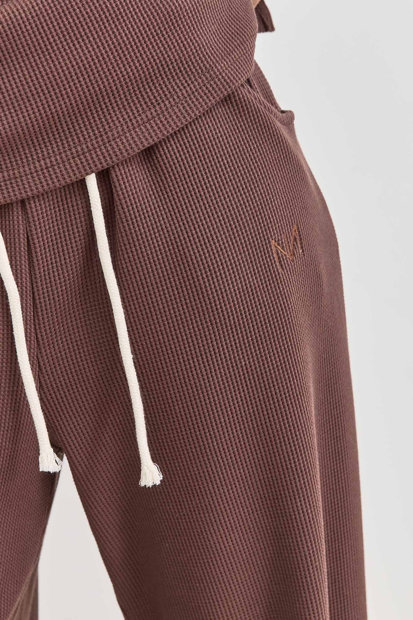 מכנסי אליסון בד וופל בשילוב רקמת לוגו | חום אדמה