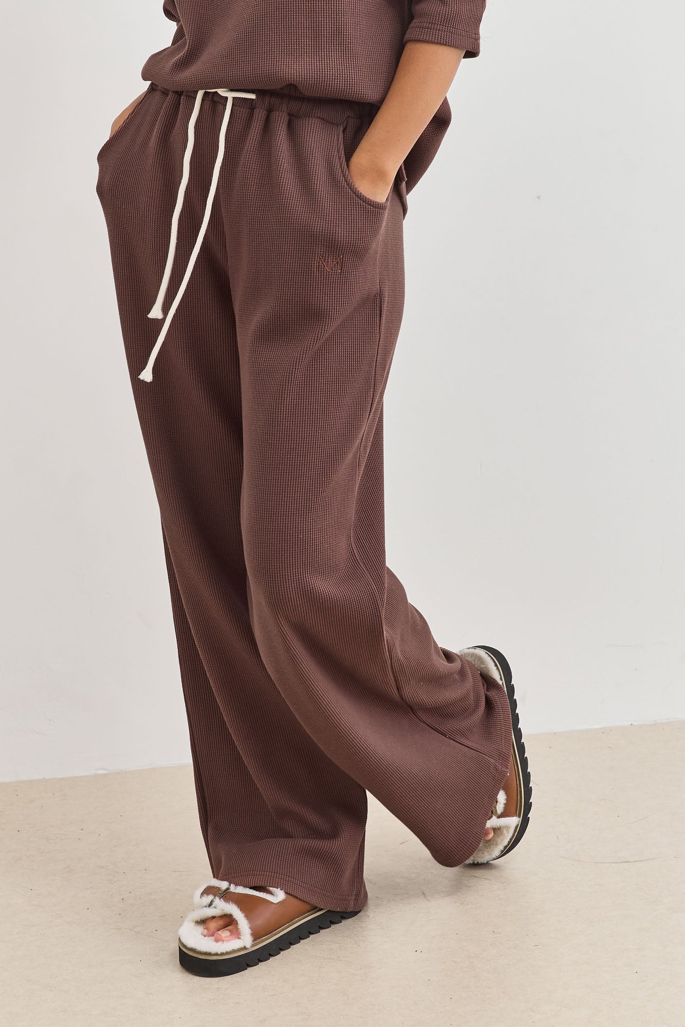 מכנסי אליסון בד וופל בשילוב רקמת לוגו | חום אדמה