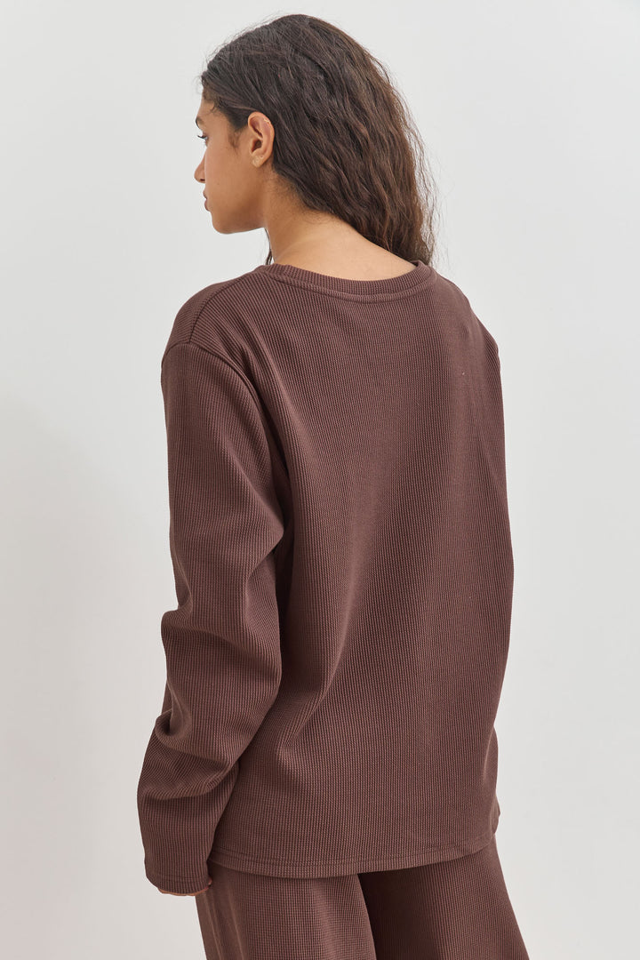 חולצת אליסון בד וופל בשילוב רקמת לוגו | חום אדמה