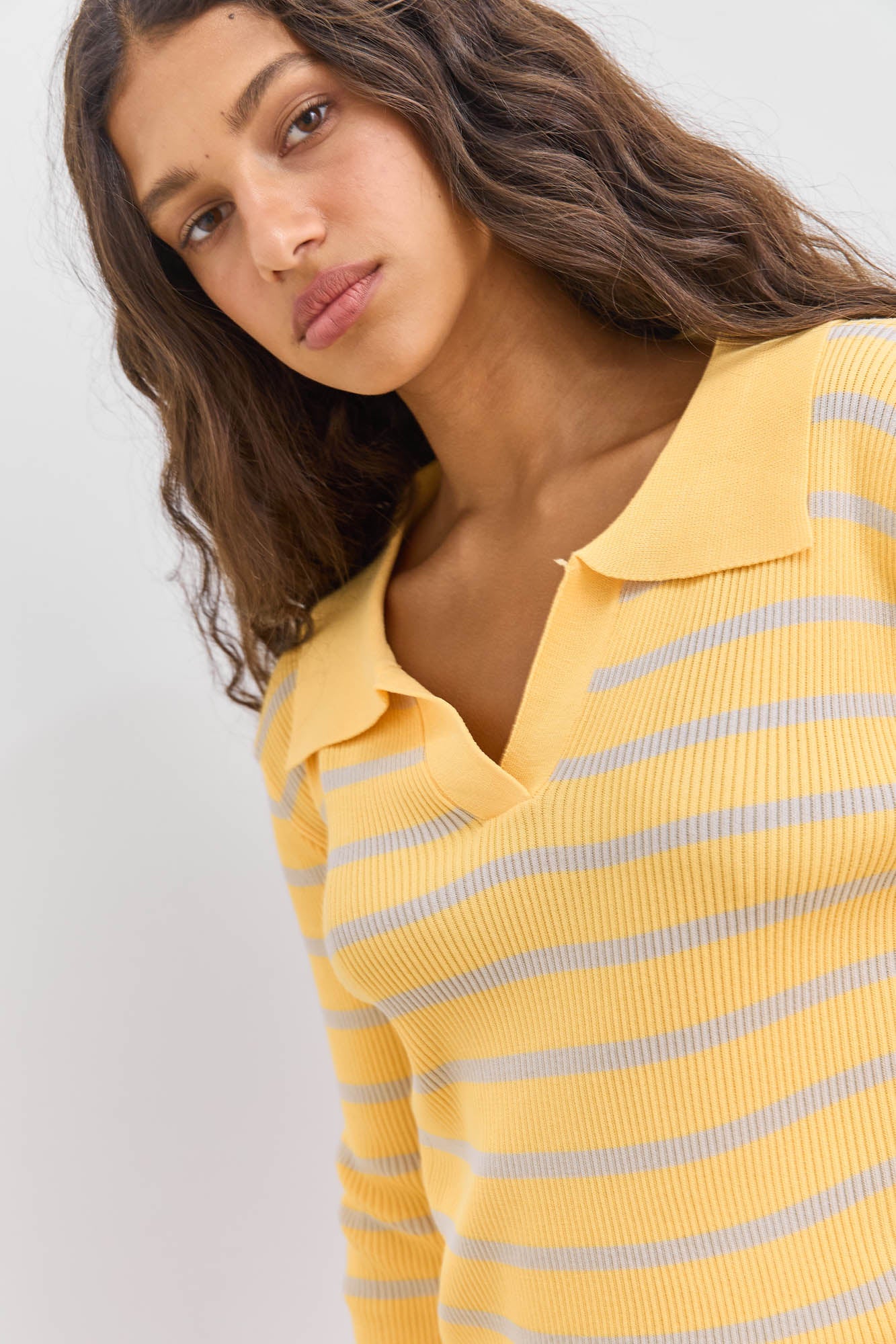 סריג פיאנו סטרייפס עם צווארון | צהוב/בז׳