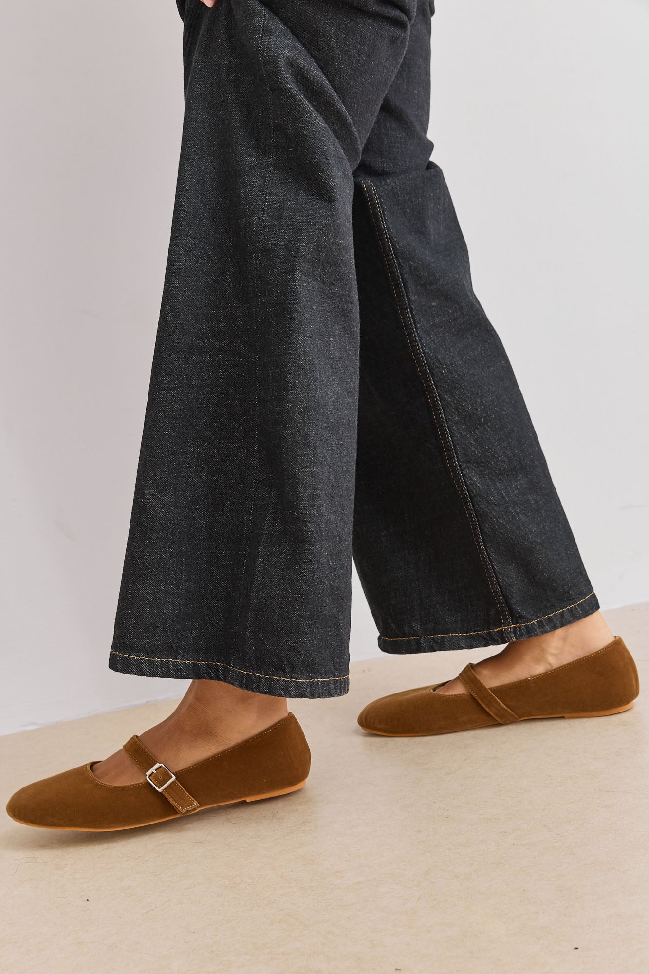 PRE-ORDER נעלי בובה אלכסנדרה בד זמש | חום