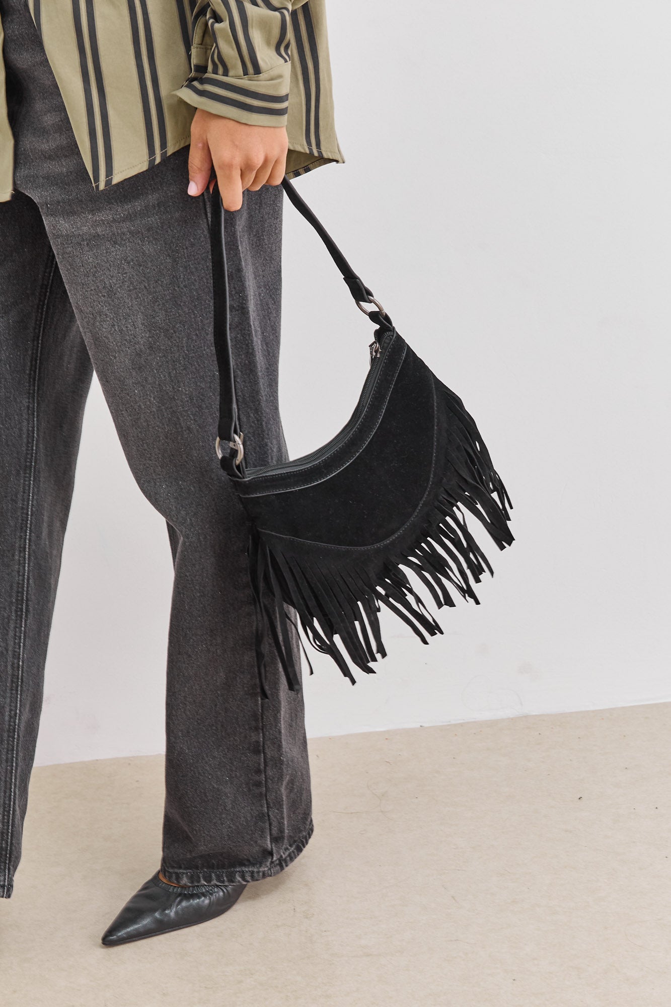 תיק זמש מייסי בשילוב פרנזים |שחור