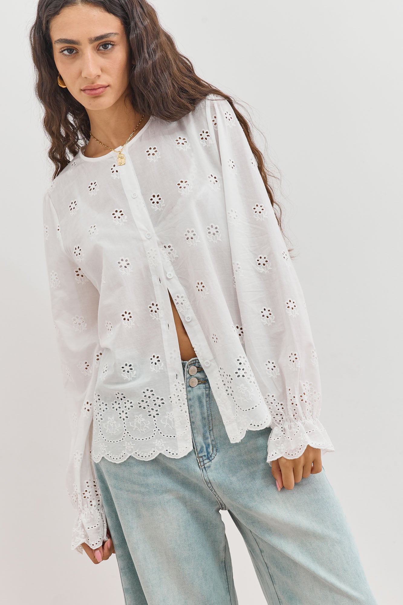 מכופתרת סול רקמה | לבן