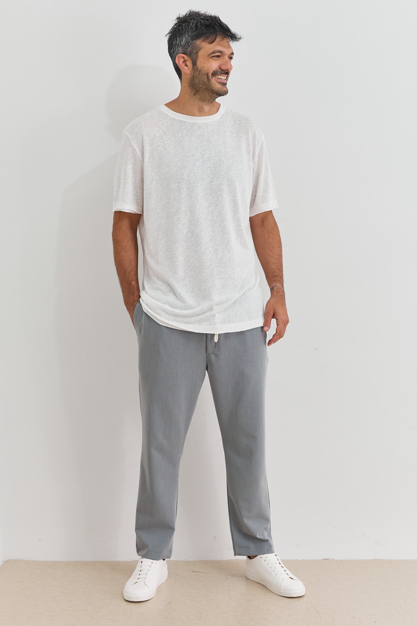 מכנסי בריאן גזרה מחויטת | אפור