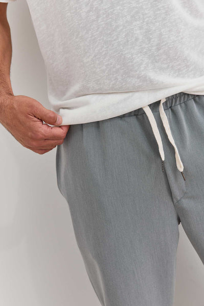 מכנסי בריאן גזרה מחויטת | אפור
