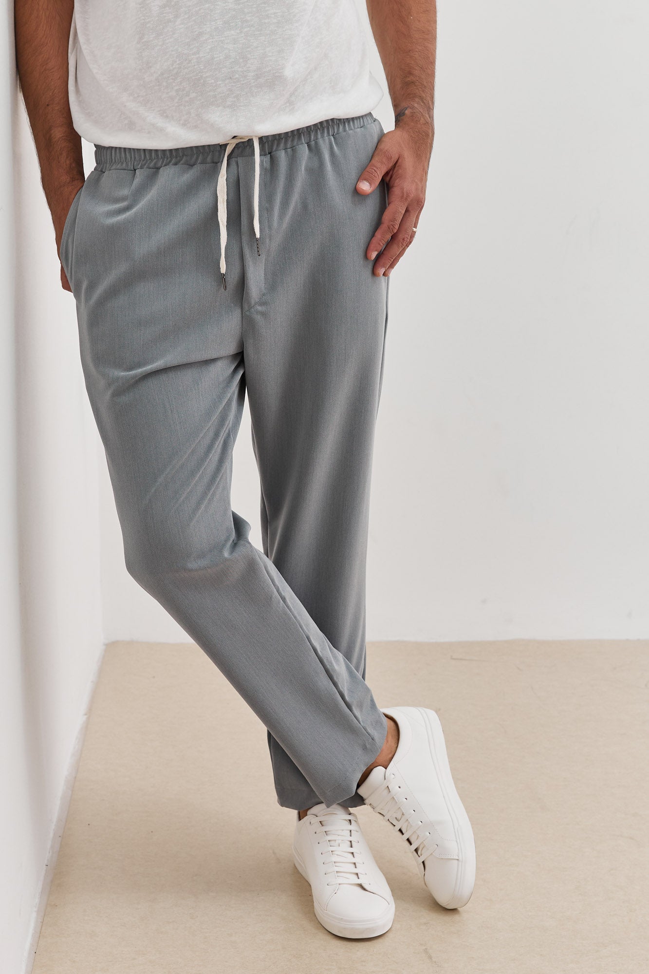 מכנסי בריאן גזרה מחויטת | אפור