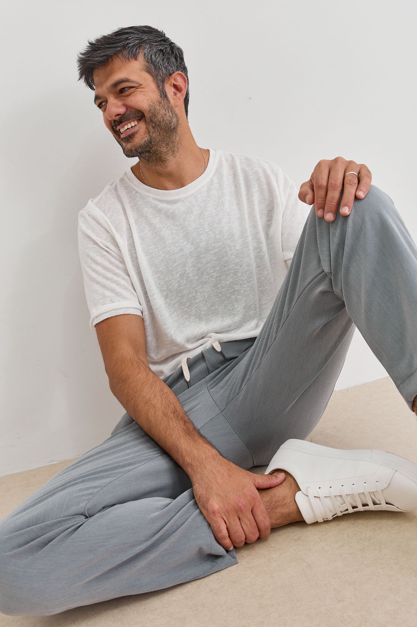 מכנסי בריאן גזרה מחויטת | אפור