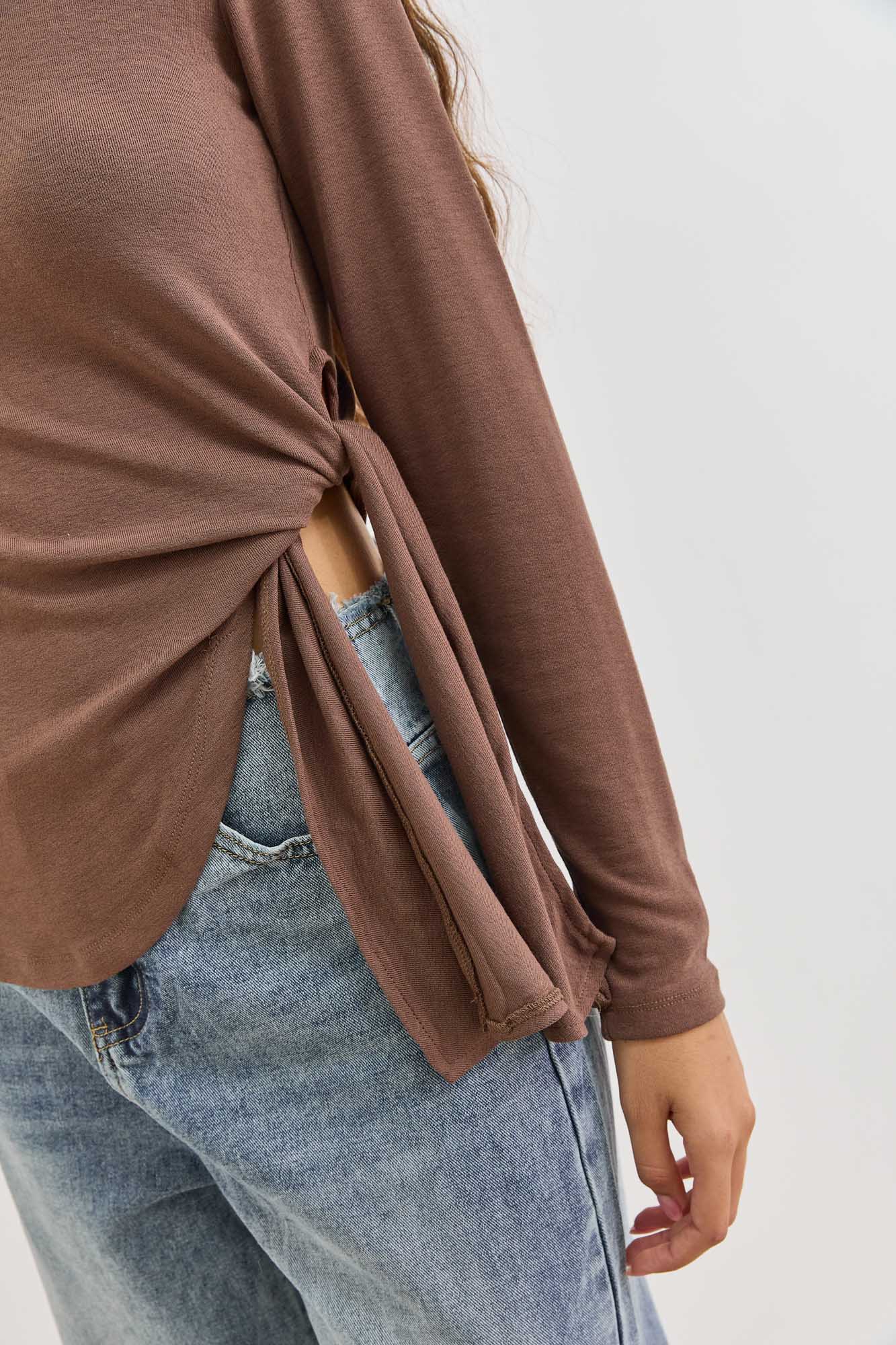 חולצת קלי דיטייל קשירה | חום