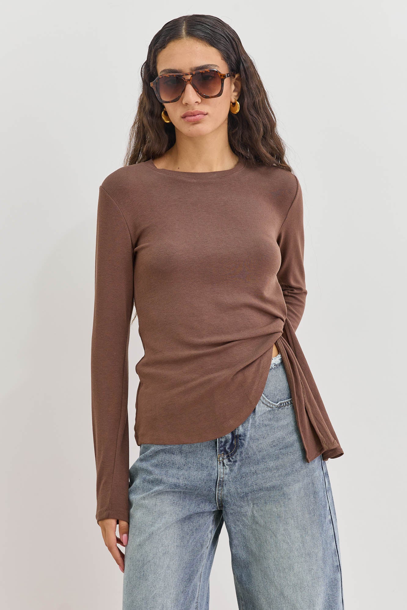 חולצת קלי דיטייל קשירה | חום