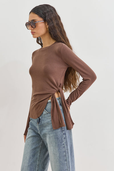 חולצת קלי דיטייל קשירה | חום